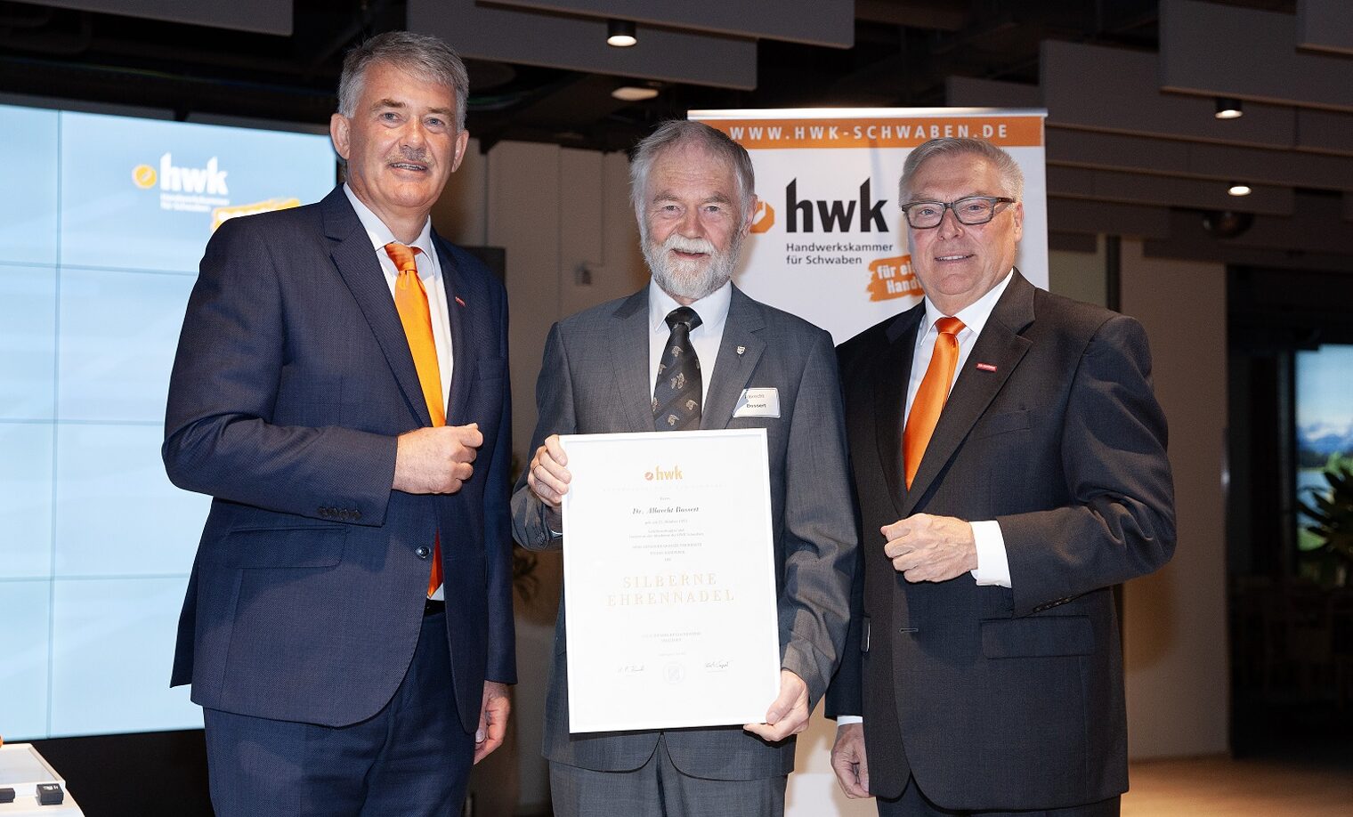 v. l.: Ulrich Wagner (HGF der HWK Schwaben(, Dr. Albrecht Bossert (Prüfer), Hans-Peter Rauch (Präsident der HWK Schwaben)