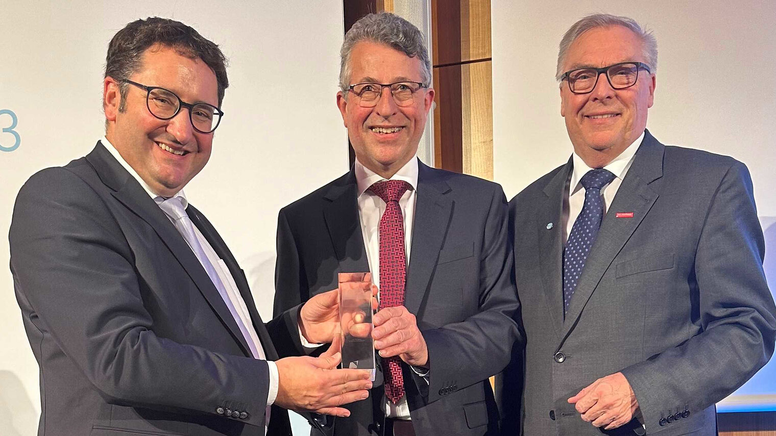 Verleihung des Exportpreises in München: Preisträger Anton Fries (Mitte) mit HWK-Präsident Hans-Peter Rauch (rechts) und Wirtschaftsstaatssekretär Tobias Gotthardt.