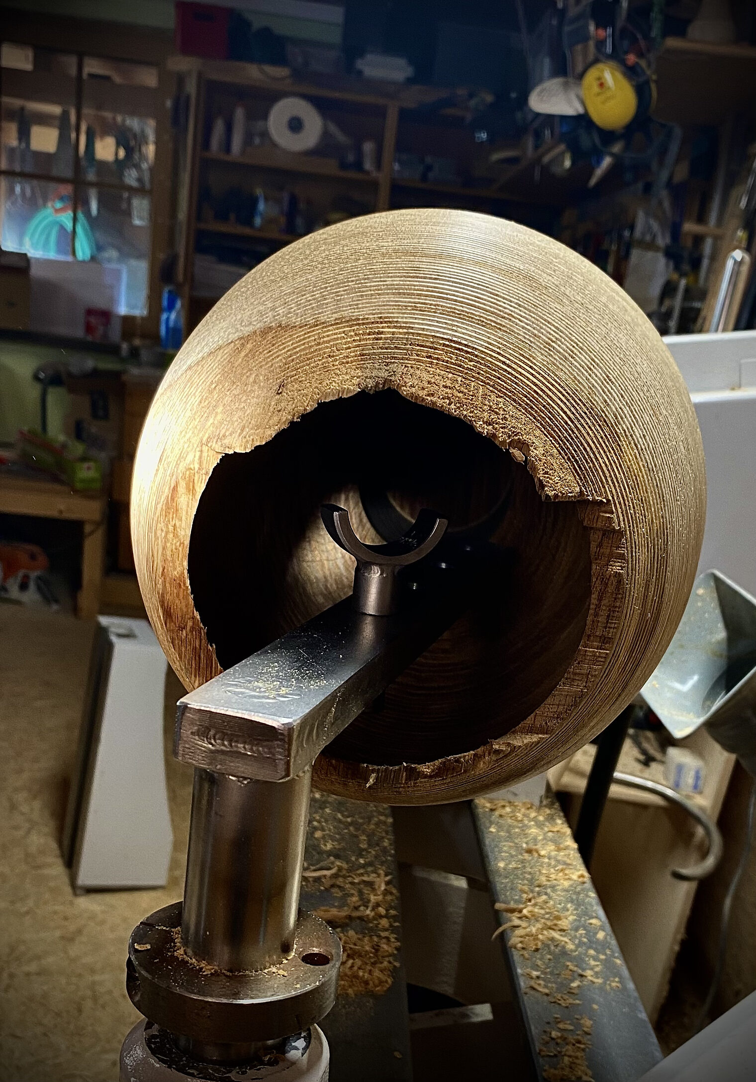 Der Blick geht in eine tiefe Schale aus Eiche. Ein Blick, den es beim Drechseln öfters gibt. #coolesdesign Der Blick geht in eine tiefe Schale aus Eiche. Ein Blick, den es beim Drechseln öfters gibt. #coolesdesign
