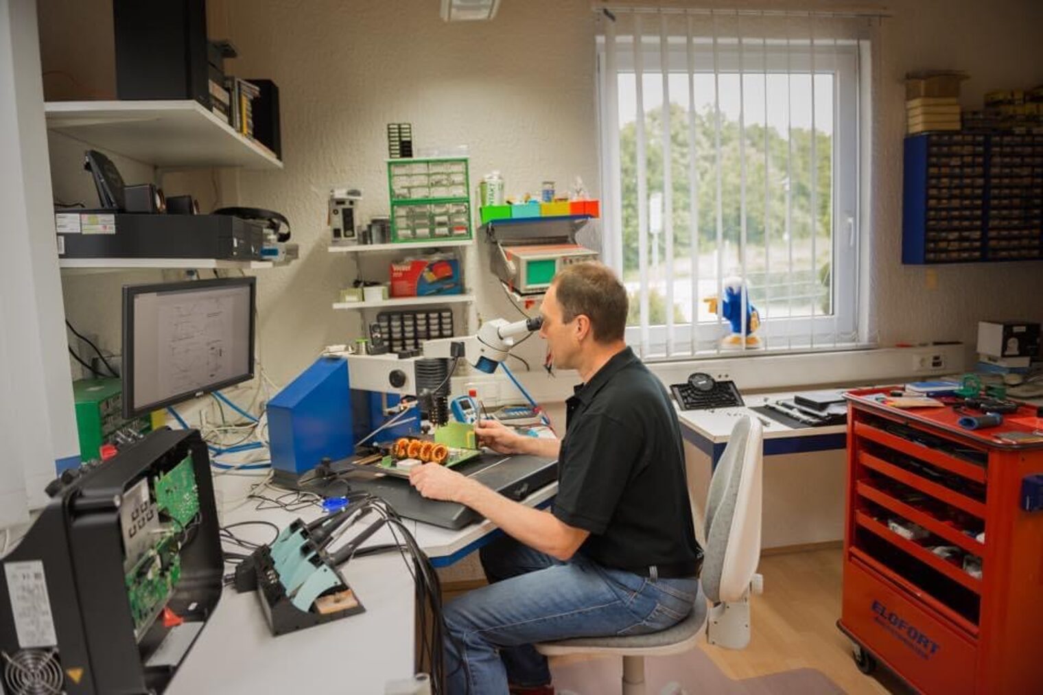 Handwerk bedeutet auch Hightech, hier bei der Reparatur eines PV-Wechselrichters. #nachhaltig Handwerk bedeutet auch Hightech, hier bei der Reparatur eines PV-Wechselrichters. #nachhaltig