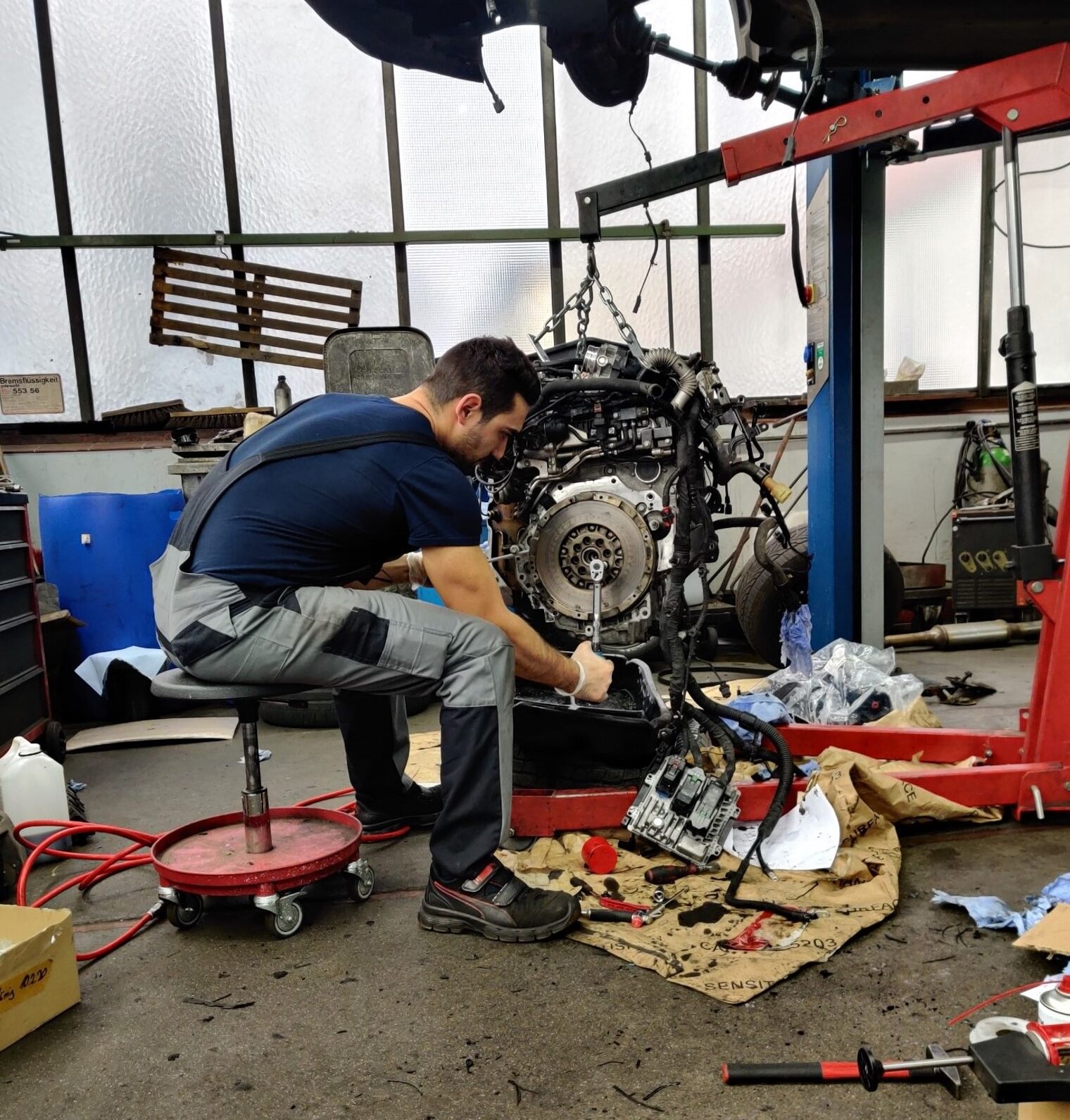 Hier wird gerade das Zweimassenschwungrad an einem ausgebauten Motor angezogen Hier wird gerade das Zweimassenschwungrad an einem ausgebauten Motor angezogen