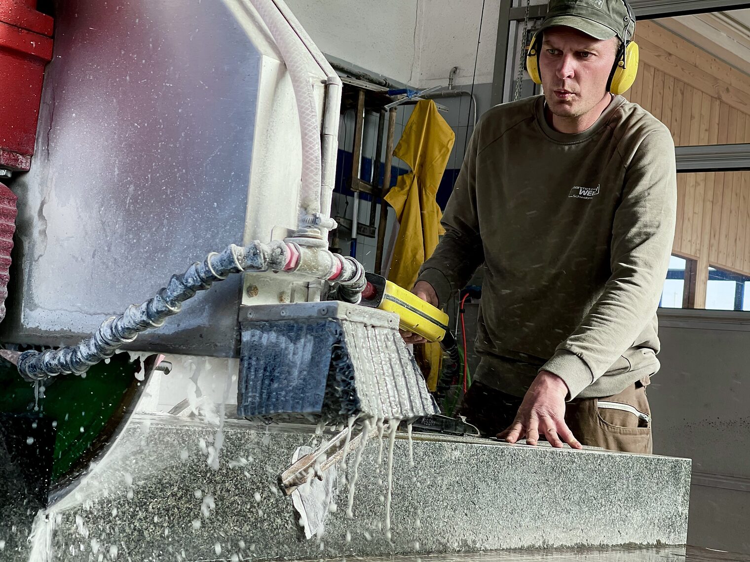 Wasser marsch und... Action! Steinmetzmeister Mathias Hohm von Steinmetz Weiher an der Brückensäge. #läuft Wasser marsch und... Action! Steinmetzmeister Mathias Hohm von Steinmetz Weiher an der Brückensäge. #läuft