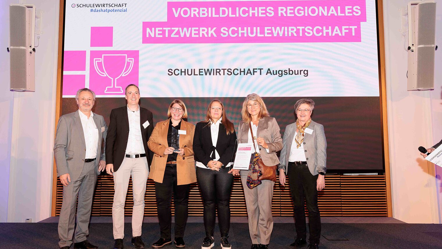 Thomas Schenk, SCHULEWIRTSCHAFT Deutschland, Matthias Schilling, AK SCHULEWIRTSCHAFT Gymnasien Augsburg, Nina Seitz, Teamleitung HWK Schwaben, Judith Lindsay und Sandra Holzapfel, AK SCHULEWIRTSCHAFT Realschulen Augsburg, Angela Papenburg, SCHULEWIRTSCHAFT Deutschland. 