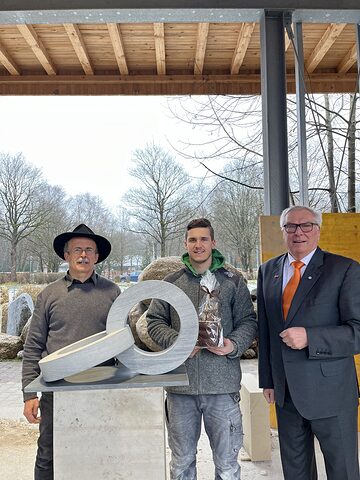 Firmenbesuch mit Geschenkübergabe bei Lippert-Neumann GmbH: v. l.: GF Alfred Neumann, Bundessieger Michael Neumann, HWK-Präsident Hans-Peter Rauch