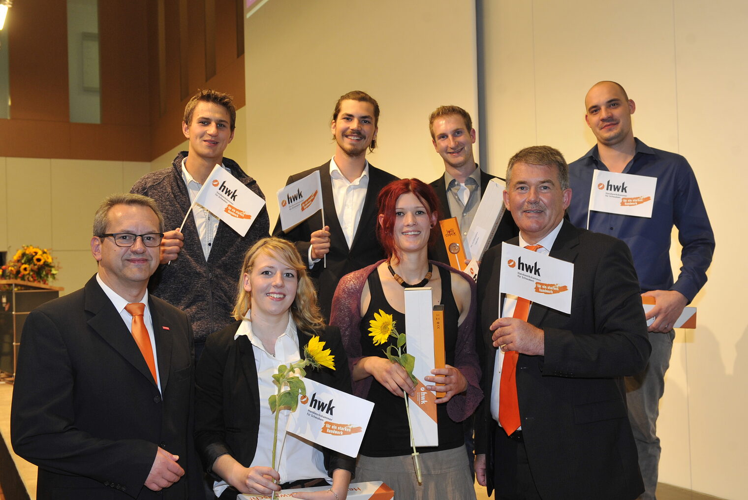 Konrad Rebholz (Vizepräsident der HWK Schwaben), Anja Brugger, Anna Kleber, Ulrich Wagner (Hauptgeschäftsführer der HWK Schwaben) Dominik Karg, Vincent Langer, Tobias Kukla, David Ehlich (hintere Reihe von links).