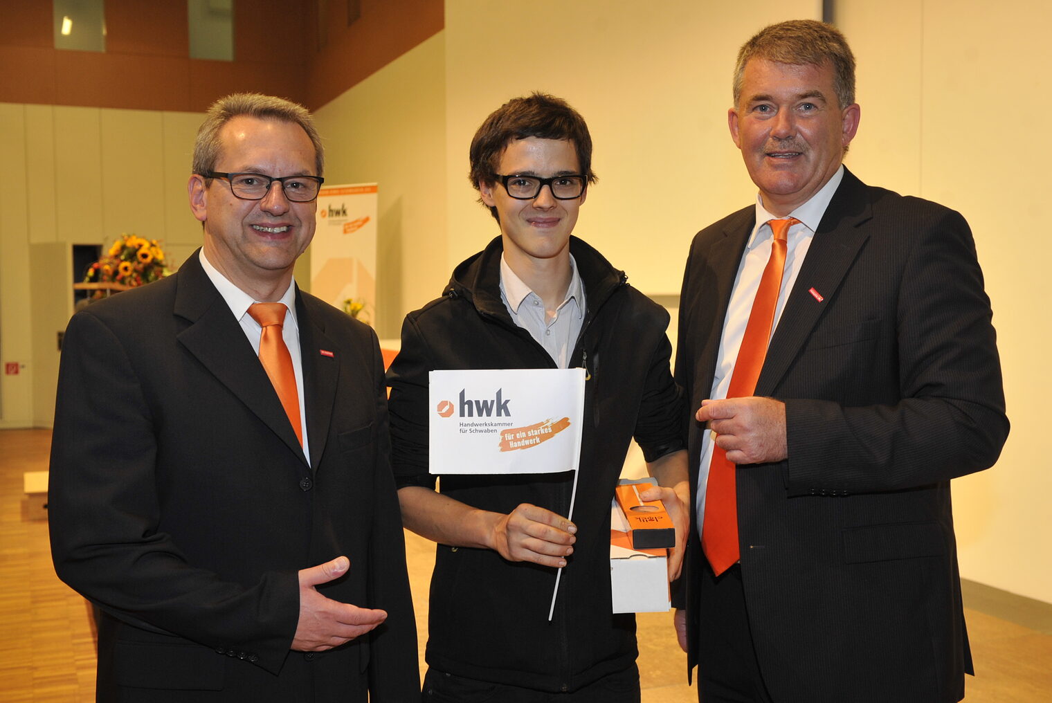 Konrad Rebholz (Vizepräsident der HWK Schwaben), Tobias Lacina, Ulrich Wagner (Hauptgeschäftsführer der HWK Schwaben).