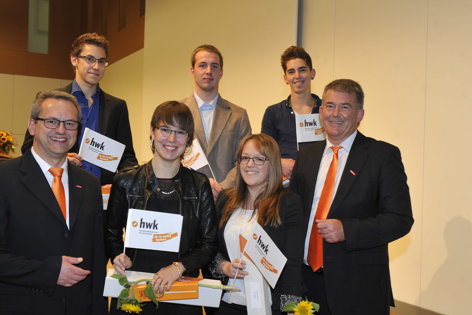 Konrad Rebholz (Vizepräsident der HWK Schwaben), Anna-Lena Schmidbauer, Anita Niggl, Ulrich Wagner (Hauptgeschäftsführer der HWK Schwaben) Michael Prestele, Michael Huber, Elias Reichart (von hinten links).