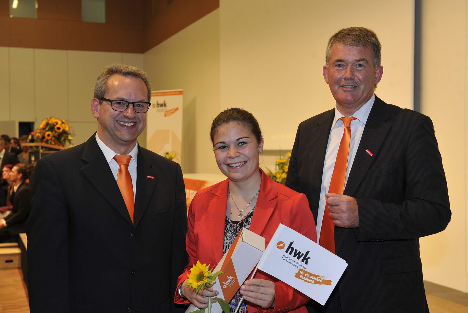 Konrad Rebholz (Vizepräsident der HWK Schwaben) Lisa Schuster, Ulrich Wagner (Hauptgeschäftsführer der HWK Schwaben).