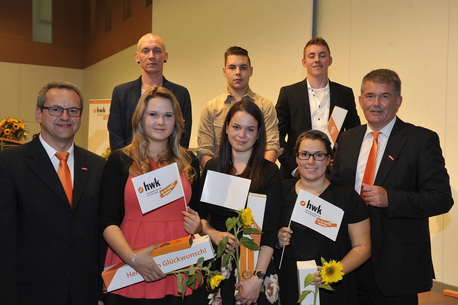 Konrad Rebholz (Vizepräsident der HWK Schwaben) Christina Bitzl, Sina Kerner, Anna Leitmeier, Ulrich Wagner (Hauptgeschäftsführer der HWK Schwaben). Iwo Pawel Cymek, Louis Lidl, Florian Wollmann (hintere Reihe von links)