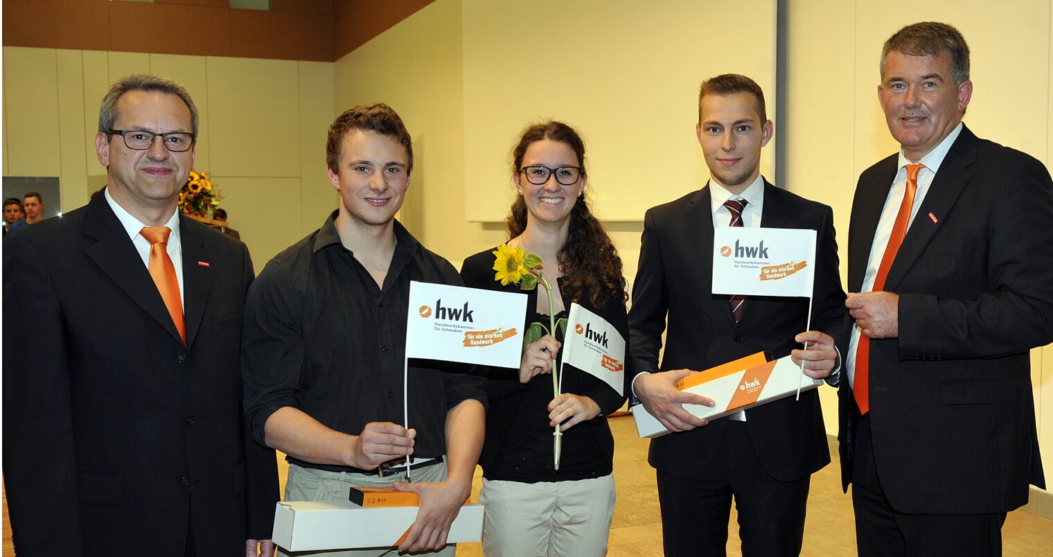 Konrad Rebholz (Vizepräsident der HWK Schwaben), Andreas Kämpf, Franziska Rieblinger, Michael Kling, Ulrich Wagner (Hauptgeschäftsführer der HWK Schwaben). Konrad Rebholz (Vizepräsident der HWK Schwaben), Andreas Kämpf, Franziska Rieblinger, Michael Kling, Ulrich Wagner (Hauptgeschäftsführer der HWK Schwaben).