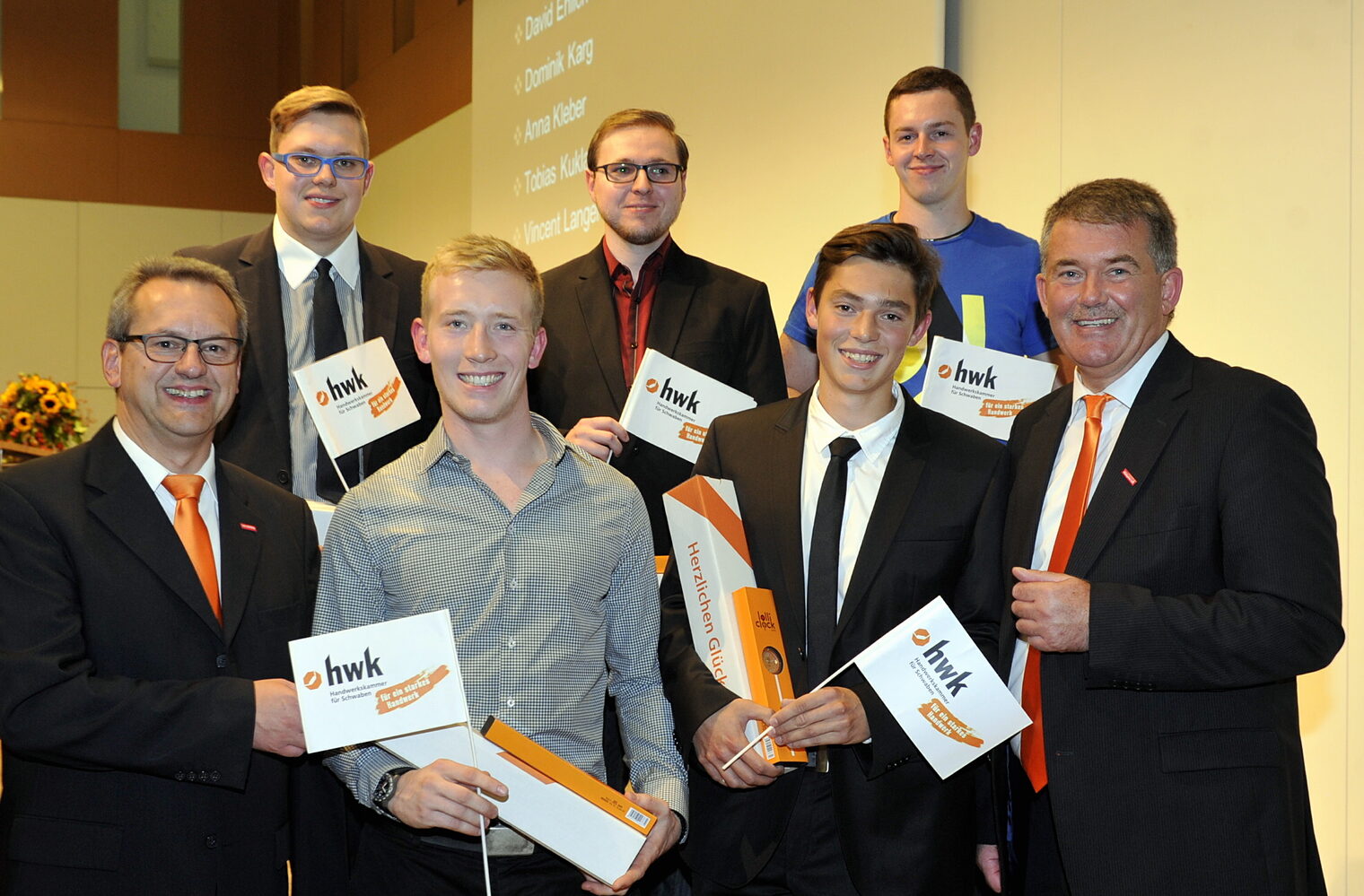 Konrad Rebholz (Vizepräsident der HWK Schwaben), Bruno Lohwasser, Michael Vogg, Ulrich Wagner (Hauptgeschäftsführer der HWK Schwaben) Heiko Bruder, Thomas Bader, Markus Köbrunner (hintere Reihe von links).