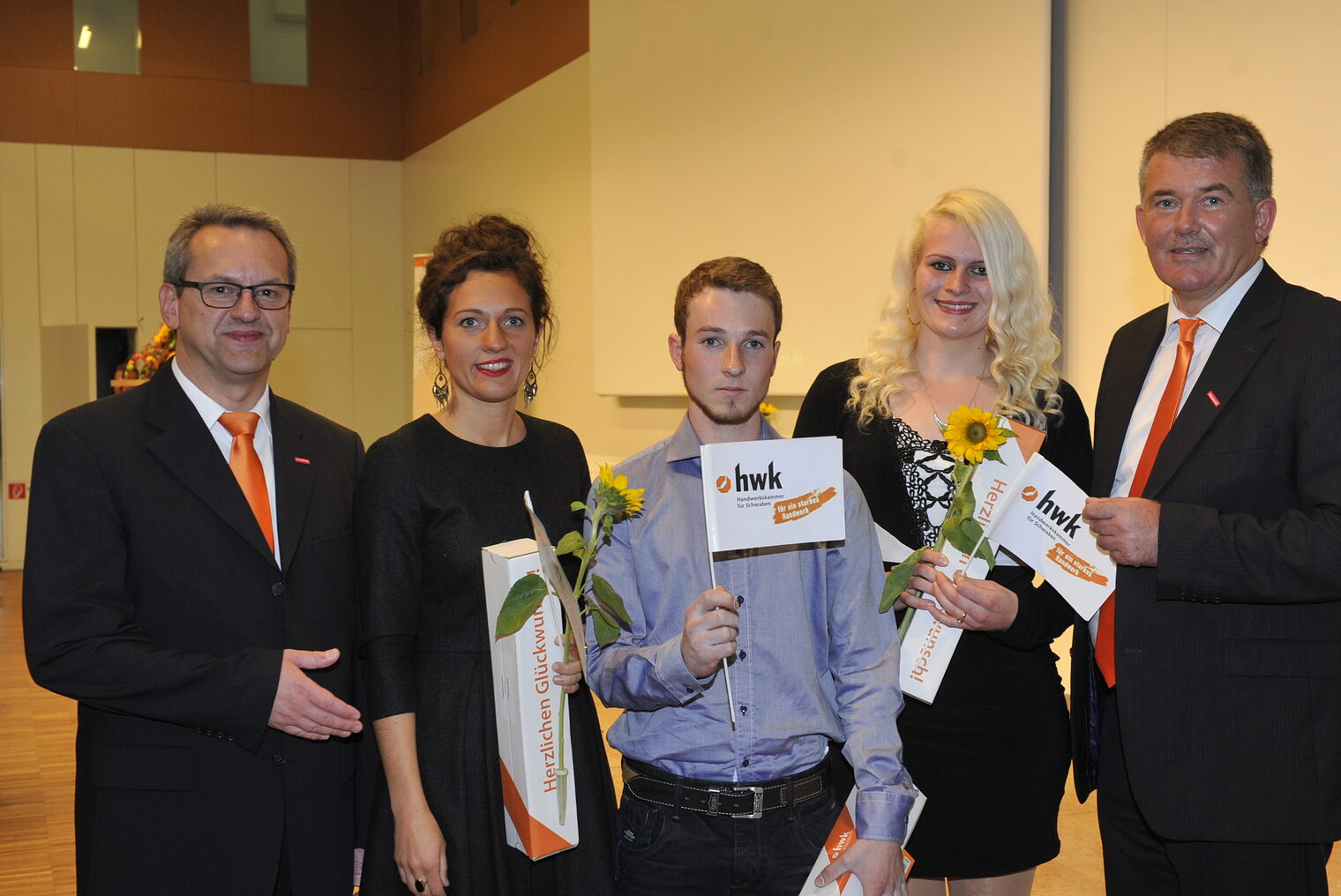 Konrad Rebholz (Vizepräsident der HWK Schwaben), Angelina Wall, Nicolai Arpogaus, Julia Kutter, Ulrich Wagner (Hauptgeschäftsführer der HWK Schwaben).