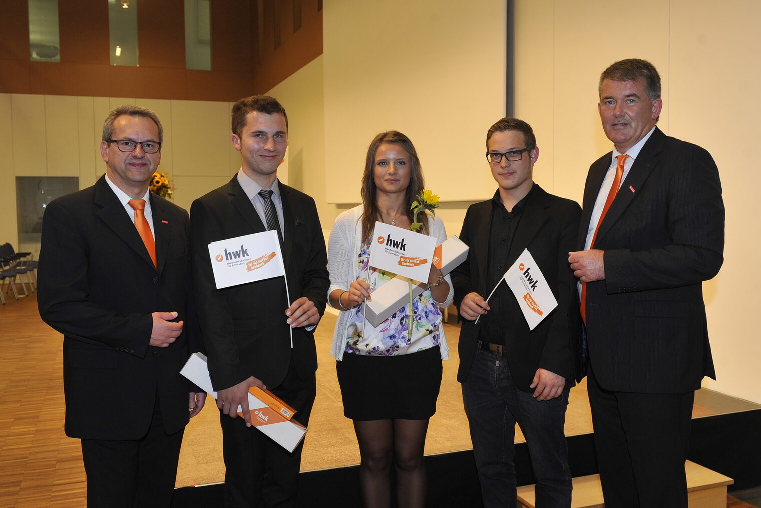 Konrad Rebholz (Vizepräsident der HWK Schwaben), Christian Mayer, Anna Schöffel, Andreas Schorer , Ulrich Wagner (Hauptgeschäftsführer der HWK Schwaben). Konrad Rebholz (Vizepräsident der HWK Schwaben), Christian Mayer, Anna Schöffel, Andreas Schorer , Ulrich Wagner (Hauptgeschäftsführer der HWK Schwaben).