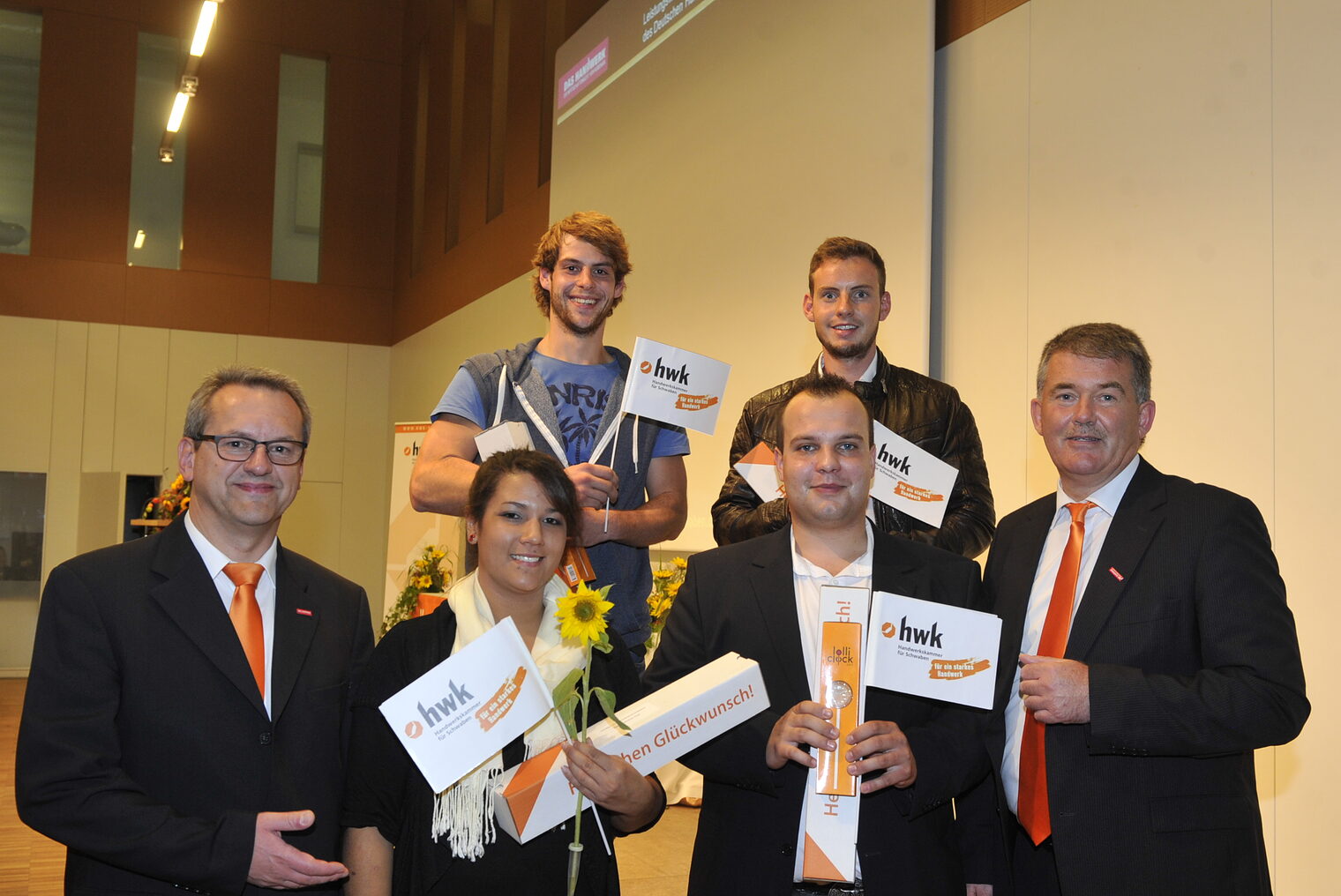 Konrad Rebholz (Vizepräsident der HWK Schwaben), Claudia Bichler-Thal, Christian Baur, Ulrich Wagner (Hauptgeschäftsführer der HWK Schwaben) Hermann Werner, Dennis Christ (von hinten links).