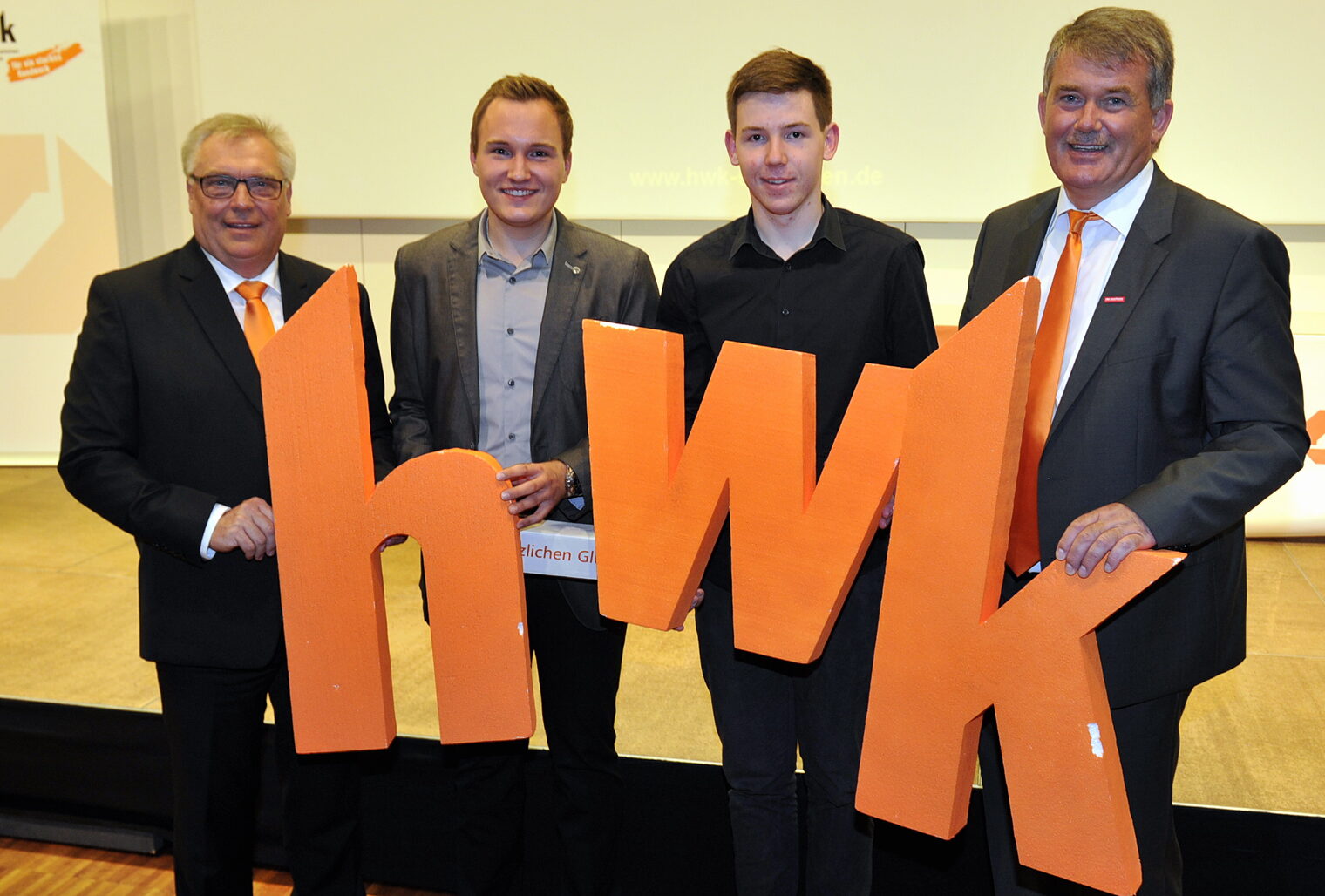 (v.l.) Präsident der HWK Schwaben Hans-Peter Rauch, Benjamin Brandmeier, Florian Harlander, Hauptgeschäftsführer Ulrich Wagner (v.l.) Präsident der HWK Schwaben Hans-Peter Rauch, Benjamin Brandmeier, Florian Harlander, Hauptgeschäftsführer Ulrich Wagner